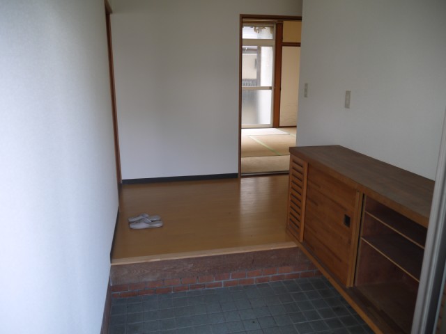 Entrance. It is entrance. 