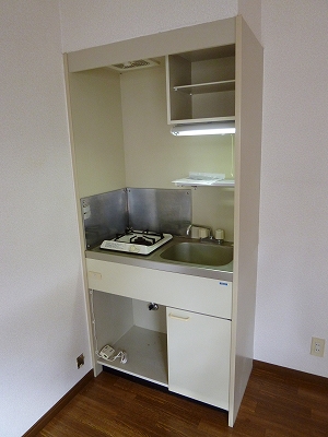 Kitchen. 1-neck with gas stove