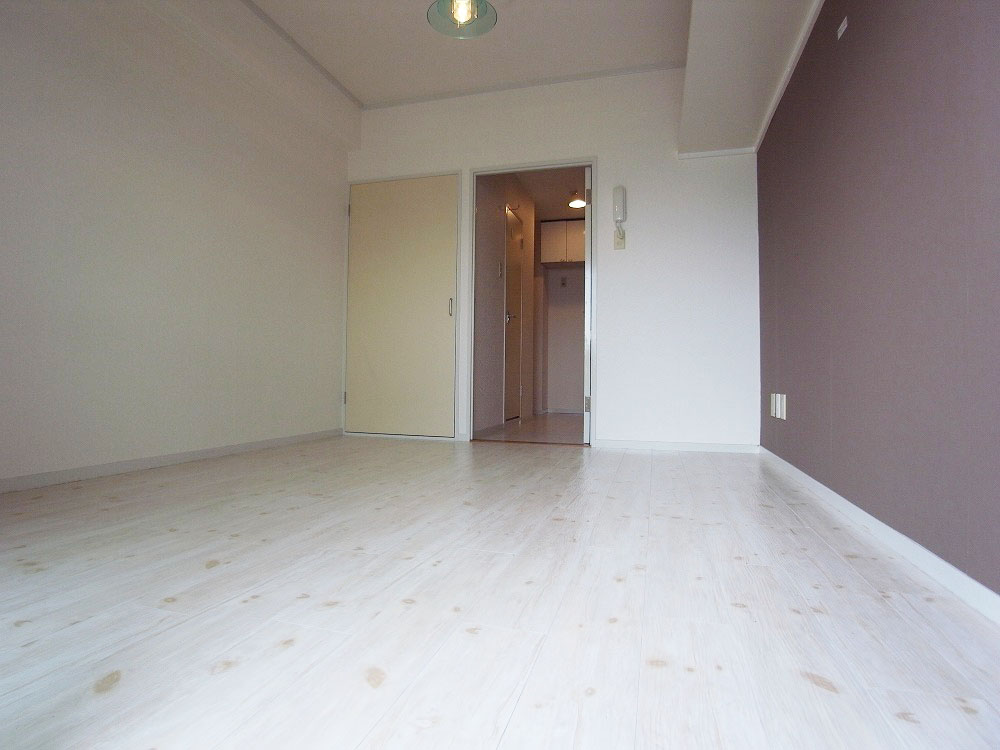 Living and room. White Flooring ・ Accent felt cloth is good