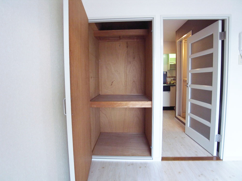 Receipt. Plenty of storage space if a single person