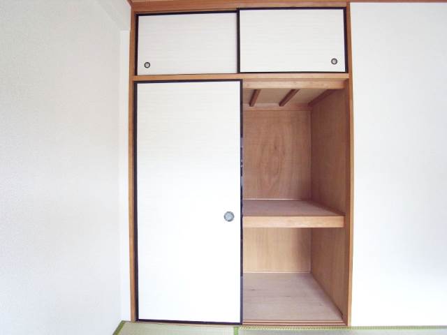 Receipt. Upper closet is also there in storage capacity is ◎