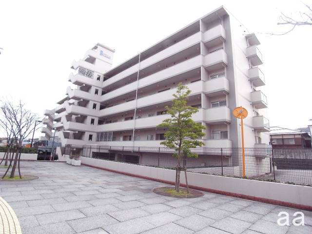 Building appearance. Scarce deposit and key money zero in the condominium rental