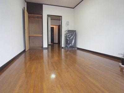 Living and room. Transportation and shopping is a convenient good location