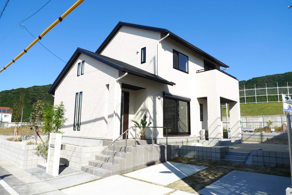 Local appearance photo. Incorporating natural modern style "house of spacious living room plenty of storage," 55 city blocks 7-10