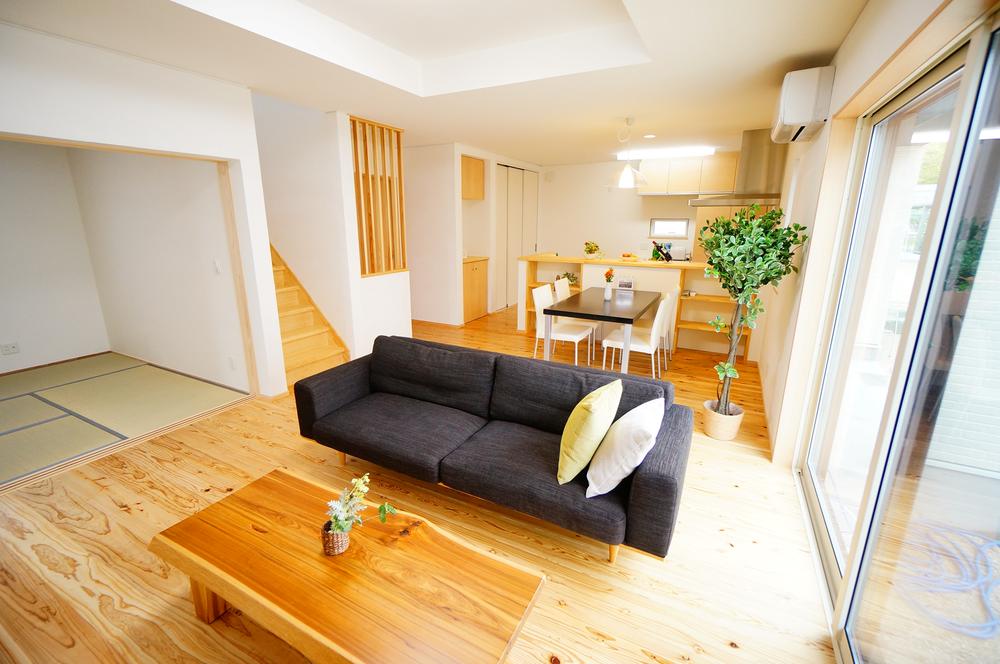 Living. 19.7 Pledge of spacious LDK is open preeminent. "Plaster of the wall," "Marshmallow insulation" composite resin sash "in kind to health also your wallet made (55 city blocks 7-10)