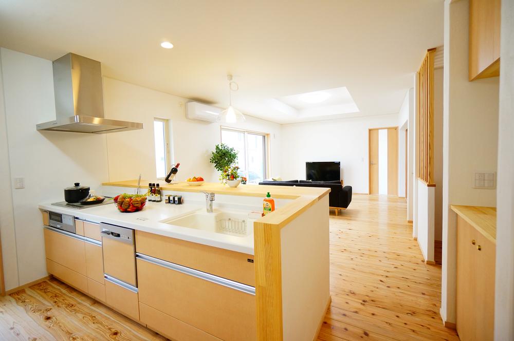 Kitchen. (55 city blocks 7-10) overlooking the entire room open kitchen