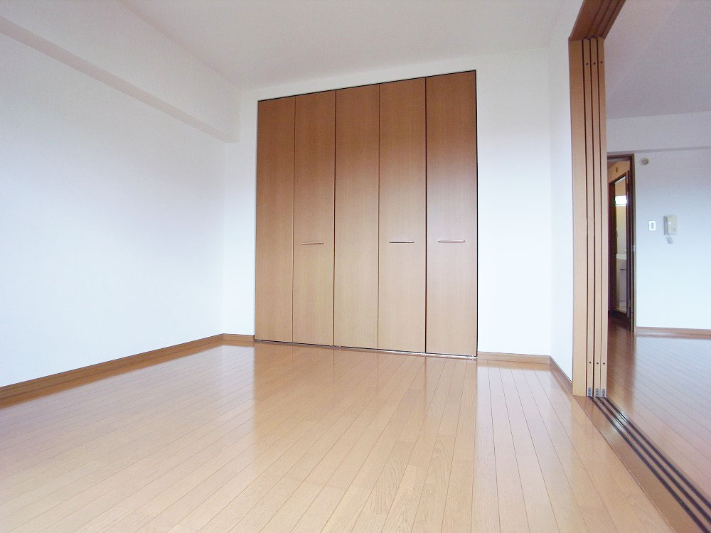 Other room space. Bright rooms facing the balcony