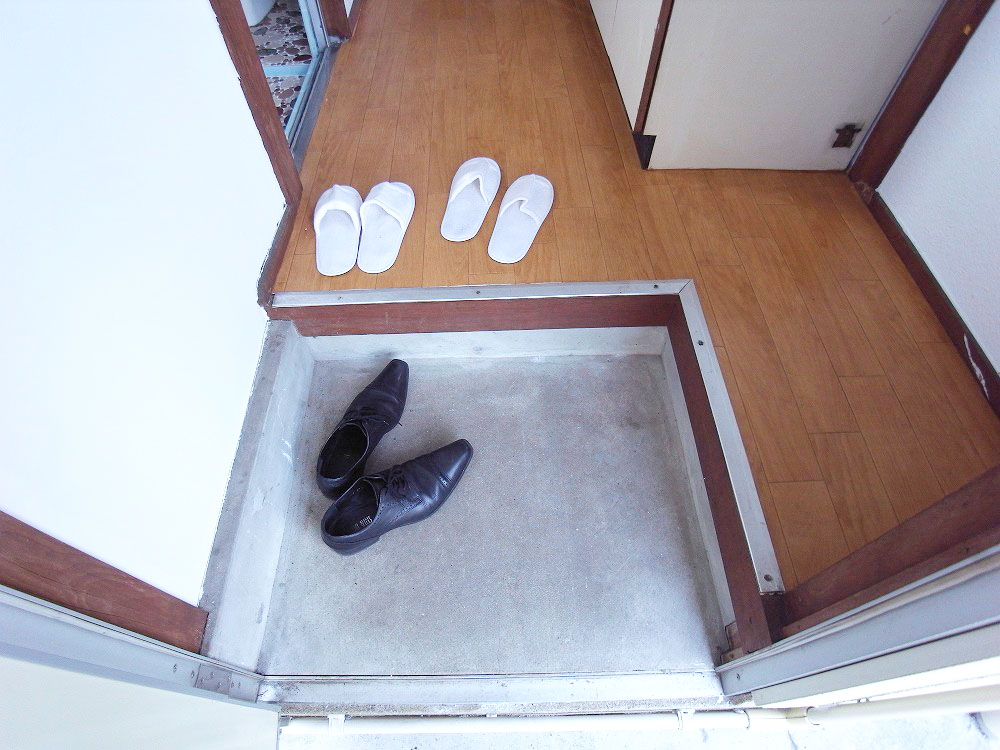 Entrance. And out to the room it is from here