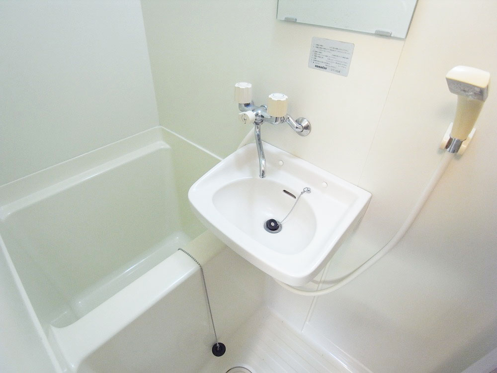 Bath. Hot water supply ・ Bath with shower