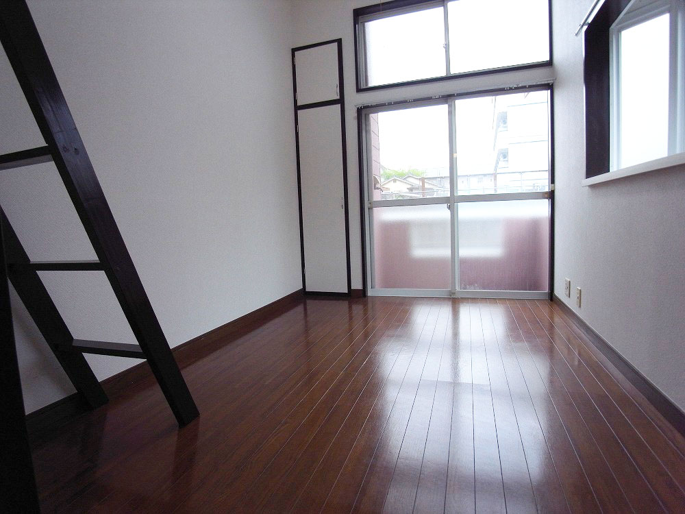 Living and room. Shopping and transportation convenient good location