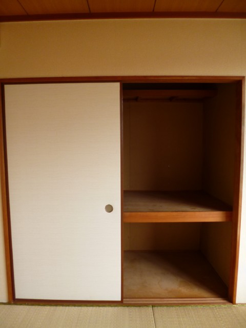 Receipt. Is a Japanese-style room of storage