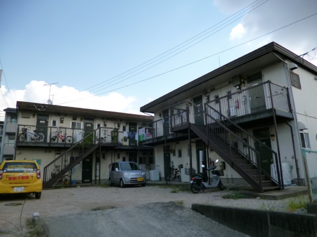 Building appearance. It is divided into two buildings