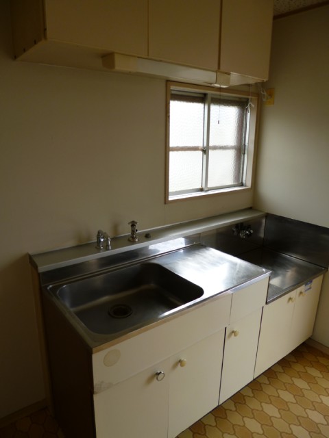 Kitchen. Small window located on the front!