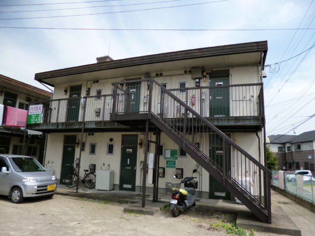 Building appearance. It is divided into two buildings