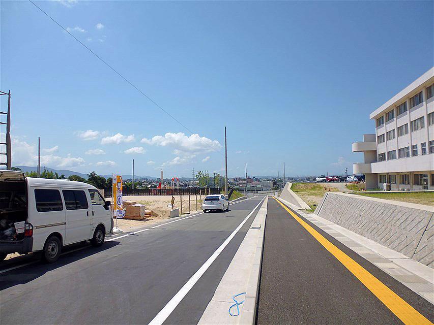 Local photos, including front road. Front road (width 6m)