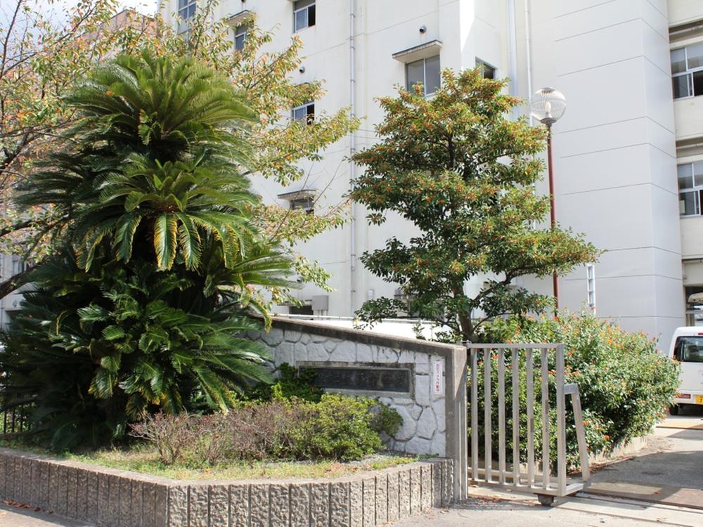 Junior high school. 430m up to municipal Ono Junior High School