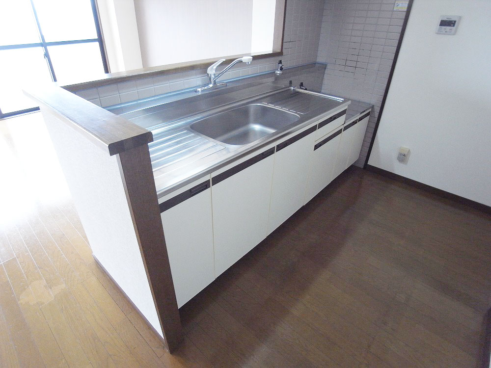 Kitchen. Popular face-to-face kitchen adopted yet wide!