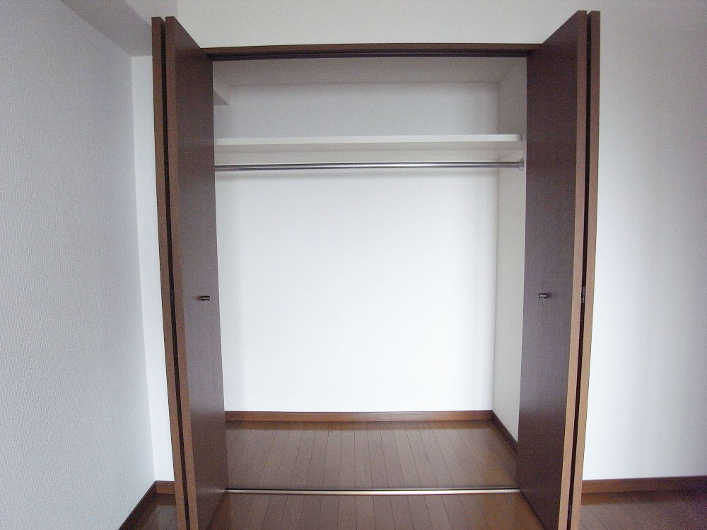 Receipt. Western-style 2 is in the room there is a large closet