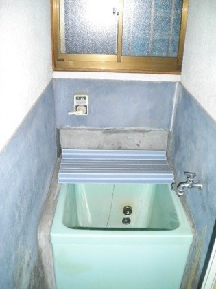 Bath. The window in the bath is