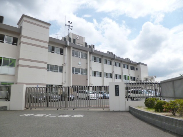 Primary school. Ōnojō stand Onohigashi elementary school (elementary school) up to 400m