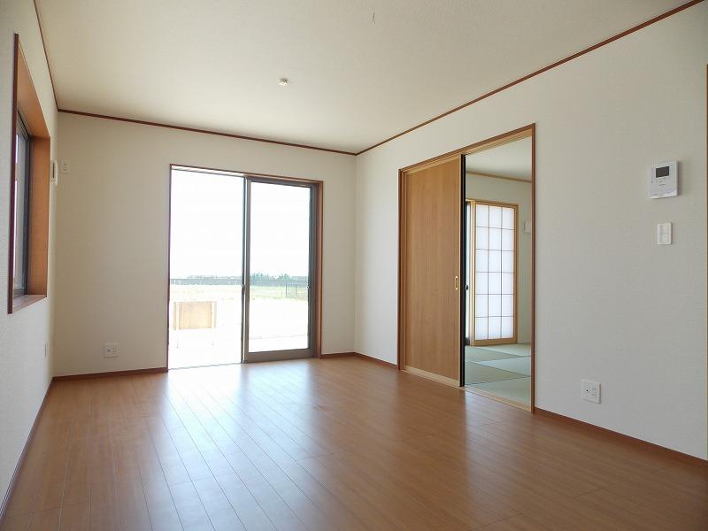 Same specifications photos (living). Living is It is adjacent to the Japanese-style room, It is living very certain of the feeling of freedom I (^_^) /