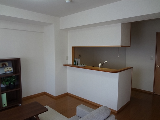 Living and room. Popular counter kitchen! ! 