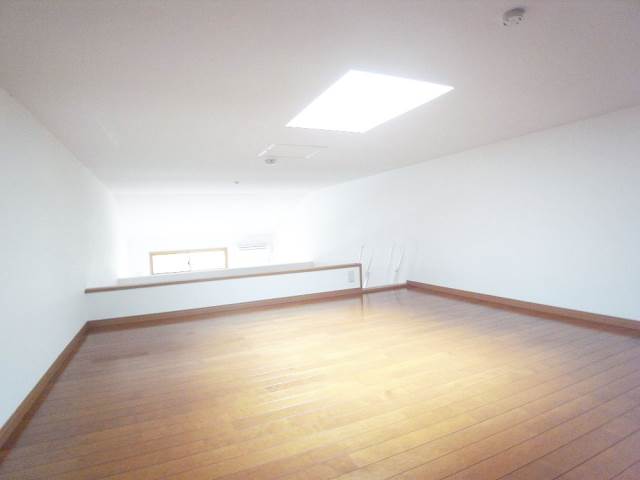 Other room space. 8.5 Pledge is wide to really