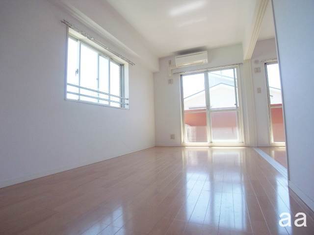 Living and room. 2-Person Tenant is also possible (^ ○ ^)