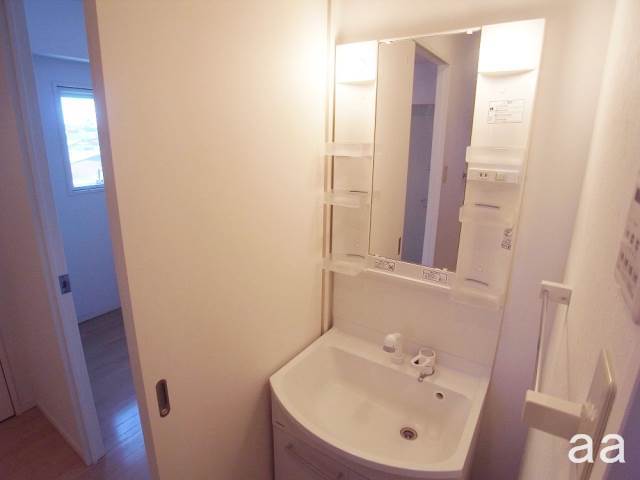 Washroom. Independent wash basin with shampoo dresser