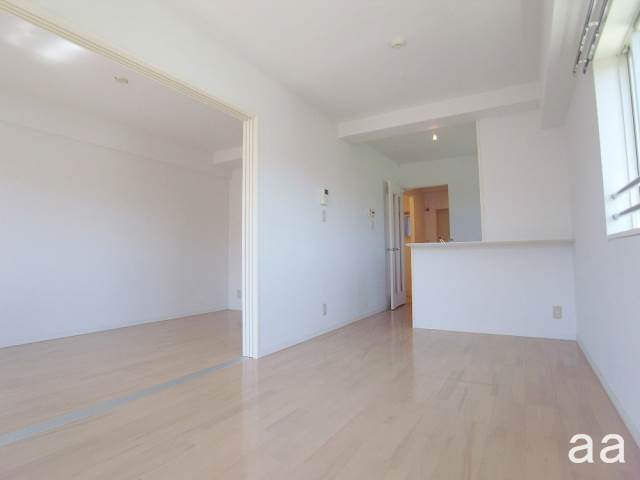 Living and room. White is a 10-tatami living of which was the keynote