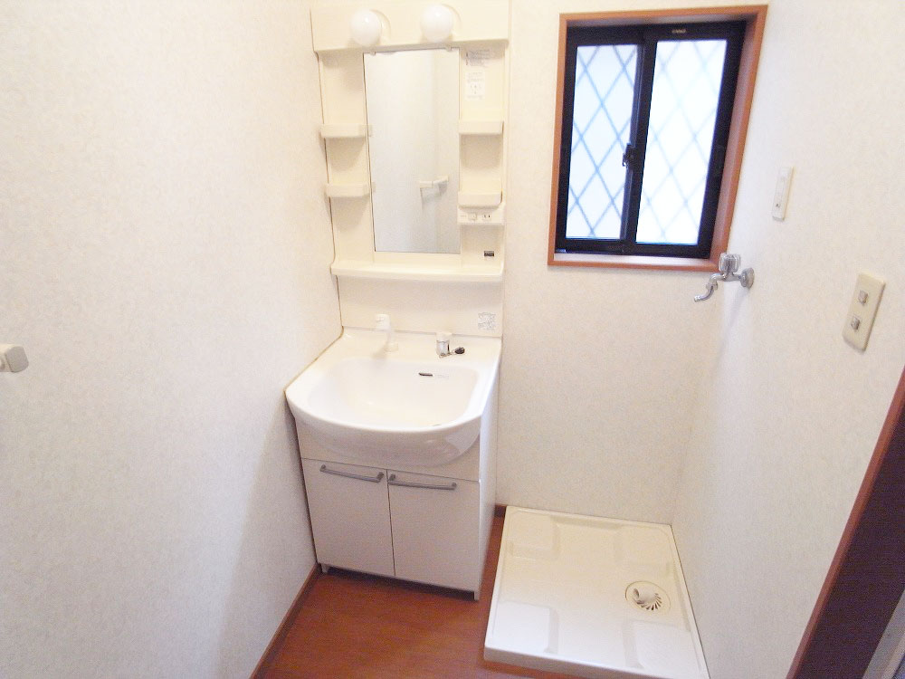 Washroom. Shampoo dresser with independent wash dressing room