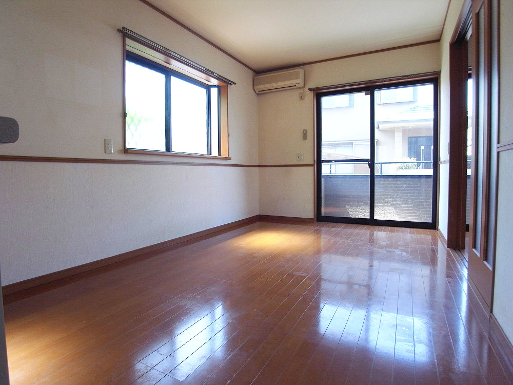 Living and room. Respectively in the living room and the bedroom is equipped with air conditioning