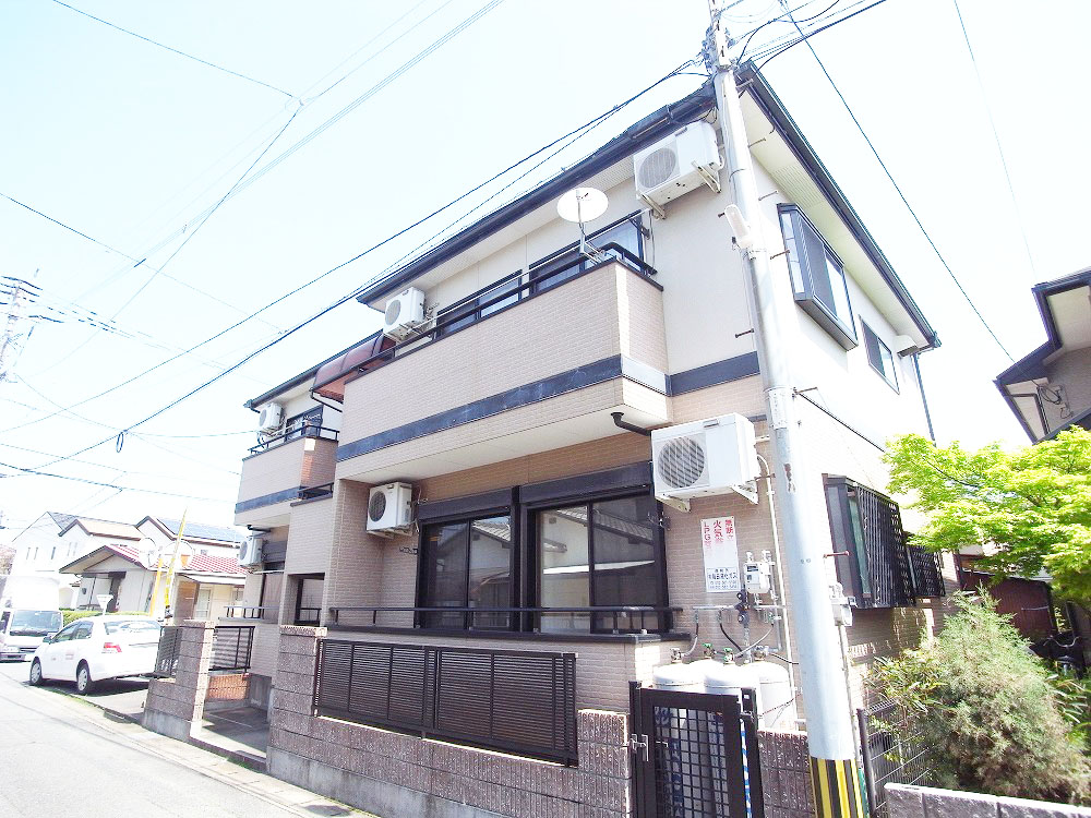 Building appearance. South-facing with a good per yang (* ^ _ ^ *)