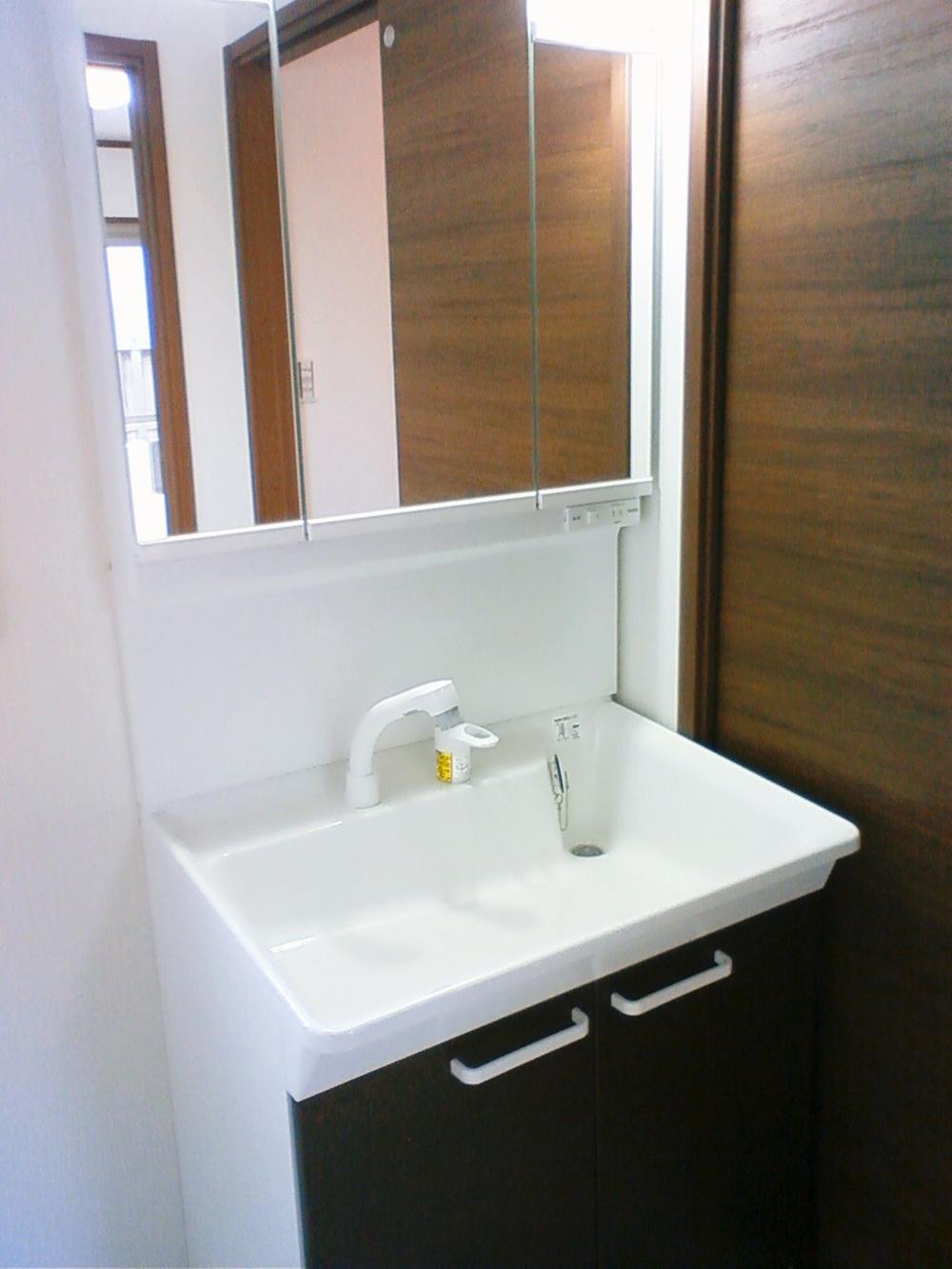 Wash basin, toilet. Indoor (January 2013) Shooting