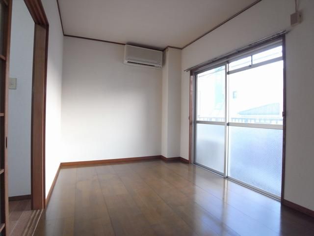 Living and room. It is a form that can be used to spread. 