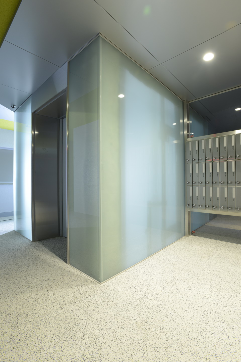 Entrance. Shiny also common areas ☆