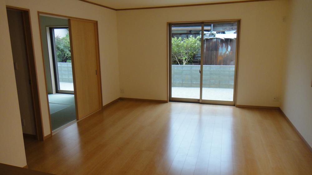 Same specifications photos (living). It is different from the real thing.