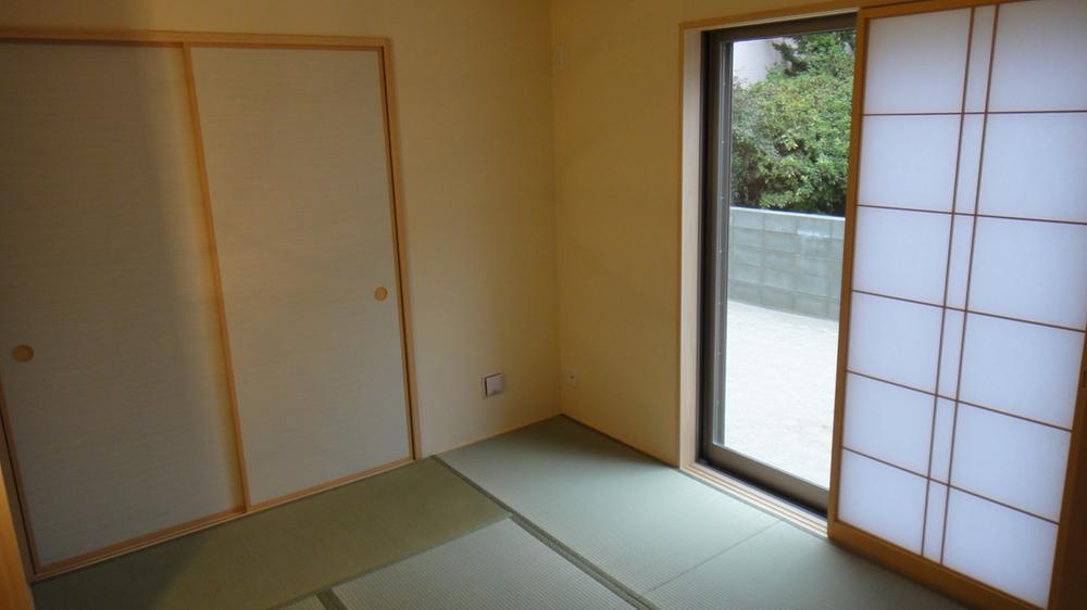 Non-living room. It is different from the real thing.