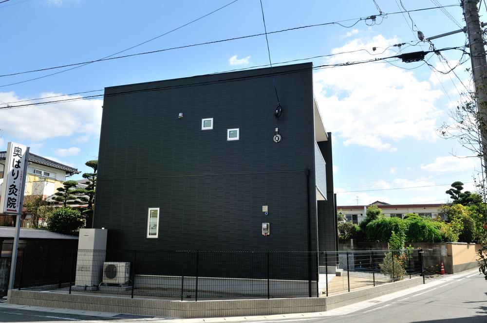 Local photos, including front road. Local (10 May 2012) shooting