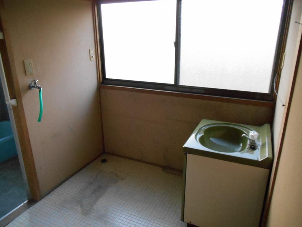 Wash basin, toilet. Interior