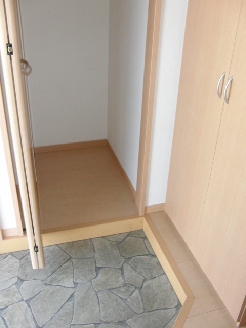 Entrance. There shoebox!