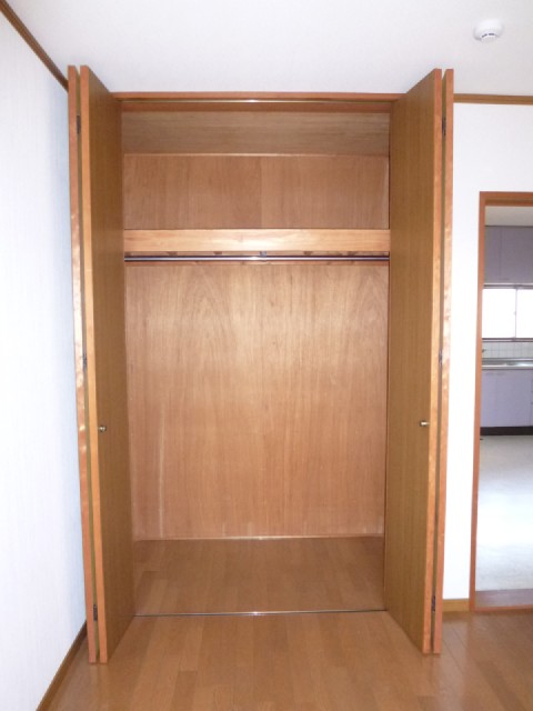 Receipt. High storage capacity large closet! !