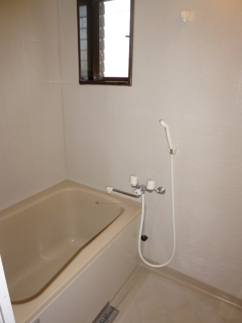 Bath. Adequate ventilation if there is a window ◎