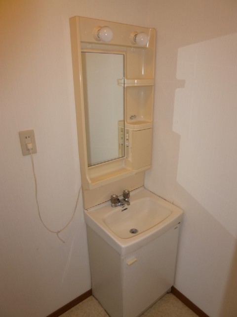 Other room space. Independent wash basin