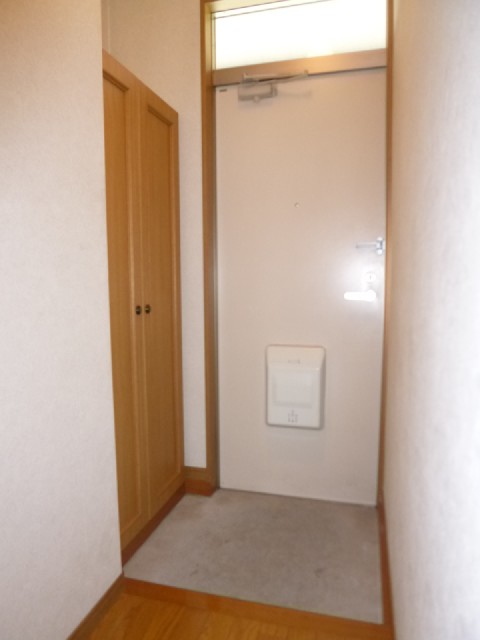 Entrance. With a large shoe box ☆