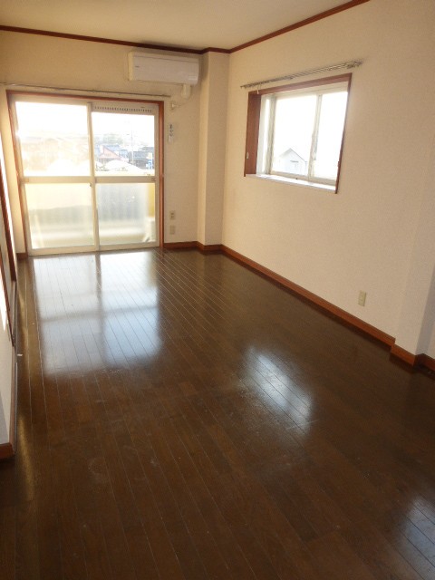 Living and room. It is a corner room ☆