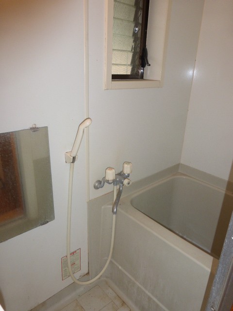 Bath. Bathroom with window ☆