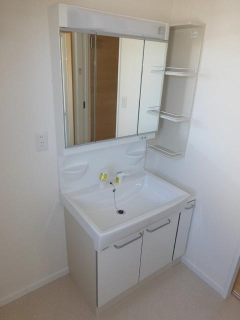 Wash basin, toilet. Three-sided mirror Shampoo dresser