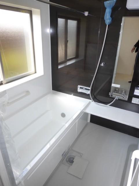 Bathroom. Bathing of large windows