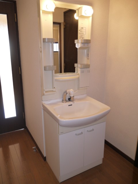 Other room space. Independent wash basin